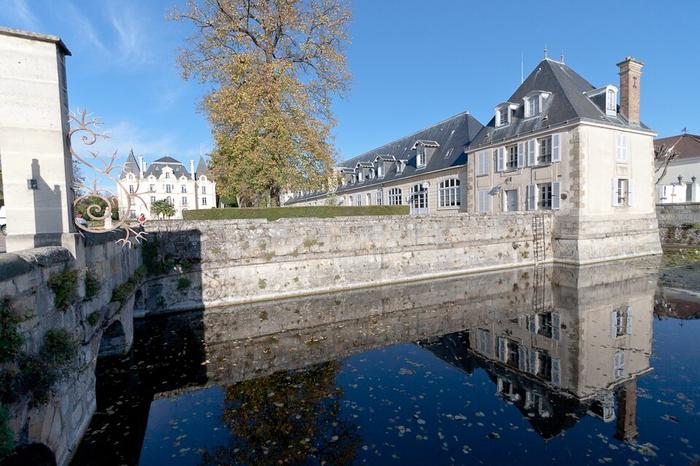 Chilly-Mazarin - Immobilier - CENTURY 21 Agence du Centre - Château_de_Chilly-Mazarin_vue_des_douves_et_du_pavillon